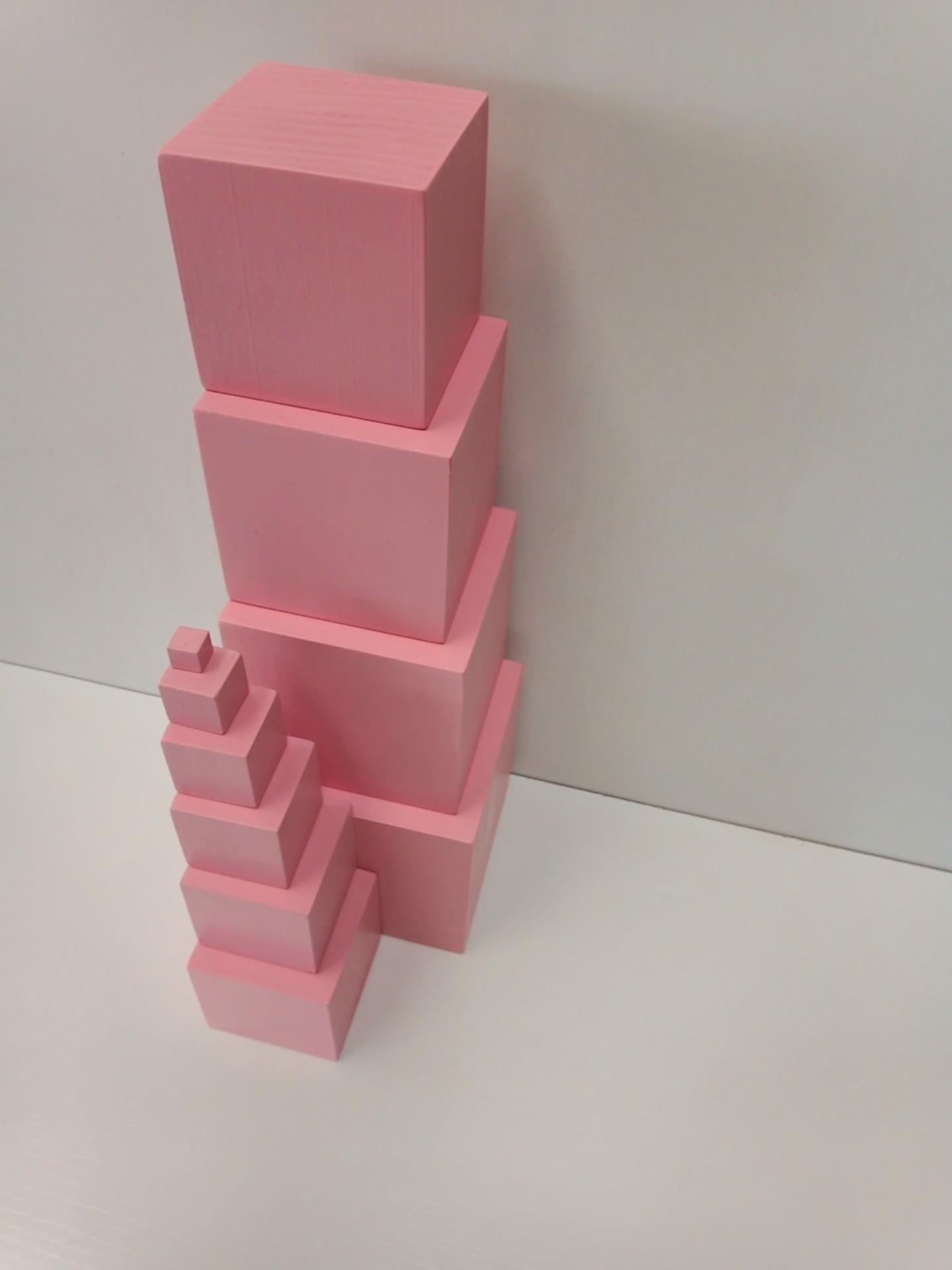 Tour rose Montessori - cubes roses de 10 x 10 cm à empiler